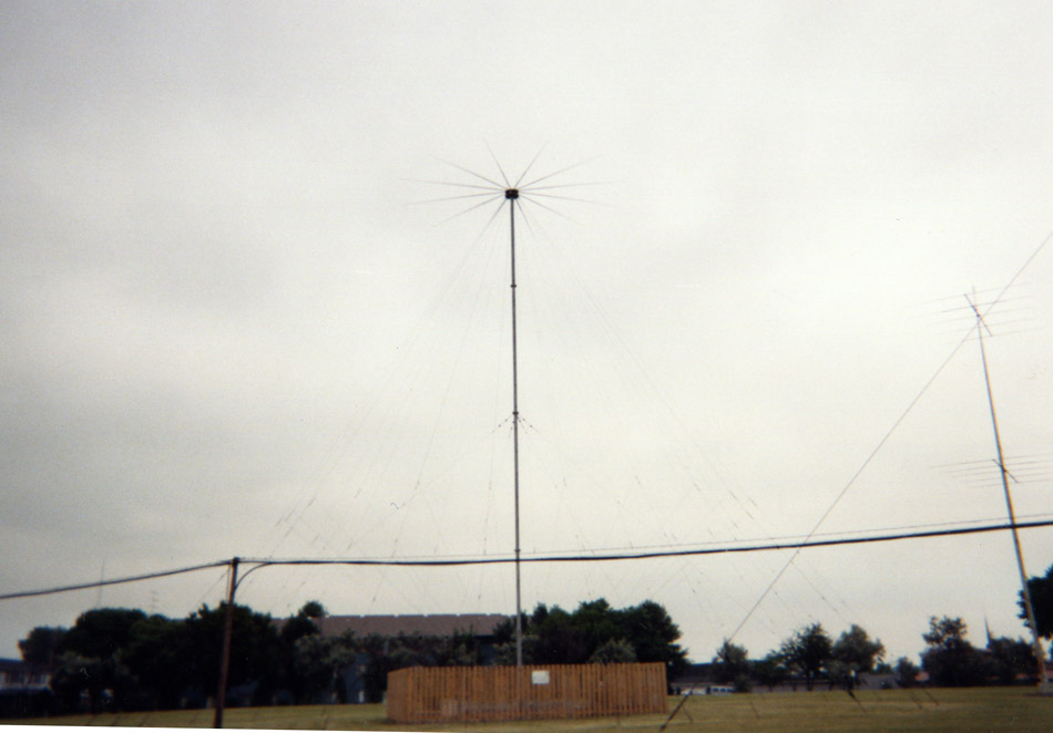 Broadband Collins Discone antenna, vertically polarized